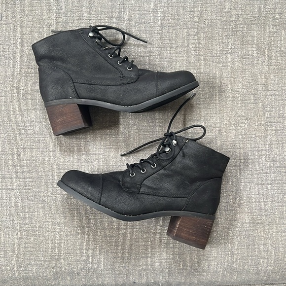 Sarina Lace-Up Boot (Women)
Bella Vita - Picture 4 of 8